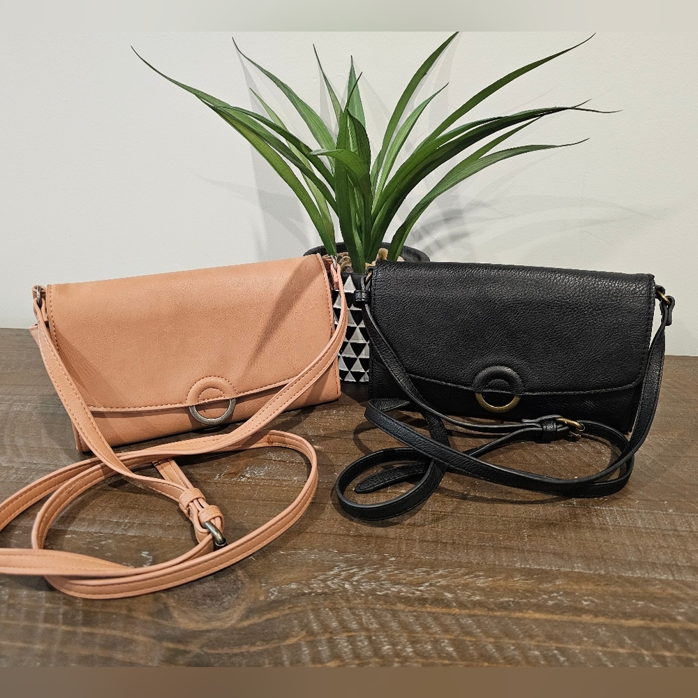 Universal Thread Crossbody Wallets - image 1